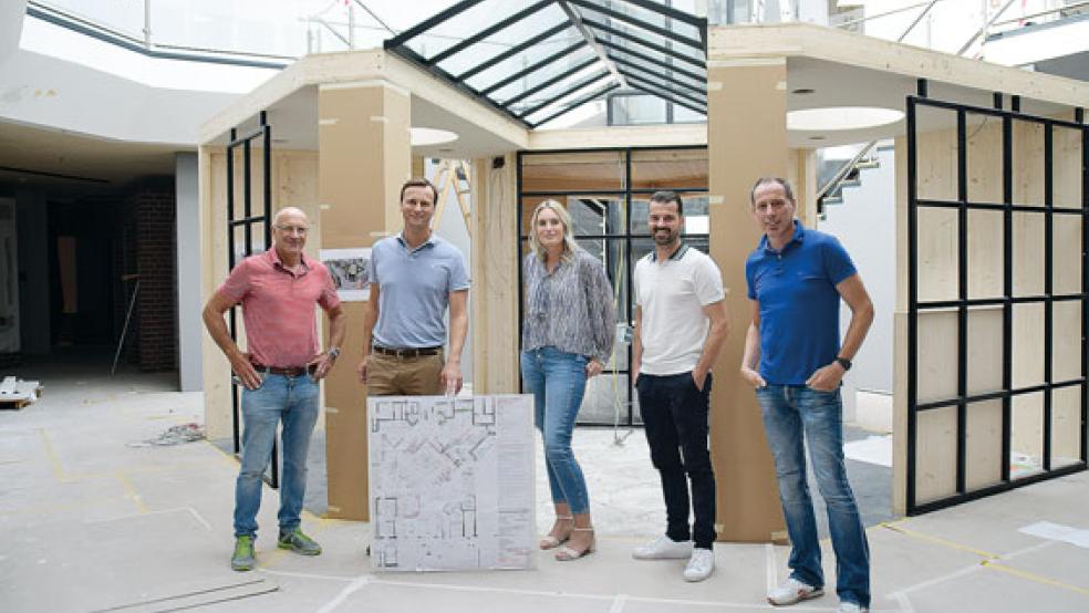 Sind zufrieden mit dem Ergebnis: Günter und Gerrit Terfehr (von links) sowie Theda Müntinga (Marketing), Stefan Bojer (Verkaufsleitung) und Helmut Eissing (Prokurist). © 