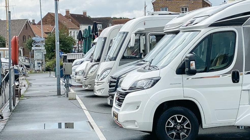 Logenplatz am Alten Hafen in Weener: Auch bei trübem Wetter, so wie gestern, lassen sich Wohnmobilisten nicht beirren und gehen hier »vor Anker«. © Foto: Hanken