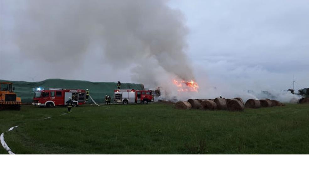 Mit einem Großaufgebot bekämpft die Feuerwehr gerade einen Brand in gelagerten Heurundballen in Hagermarsch.  © Foto: Feuerwehr