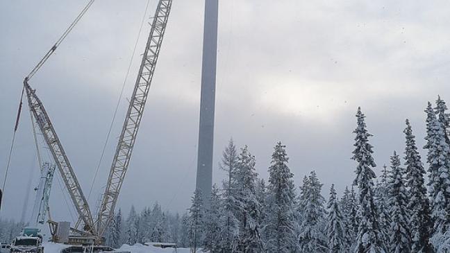 Drei Kran-Giganten für Windpark-Bau