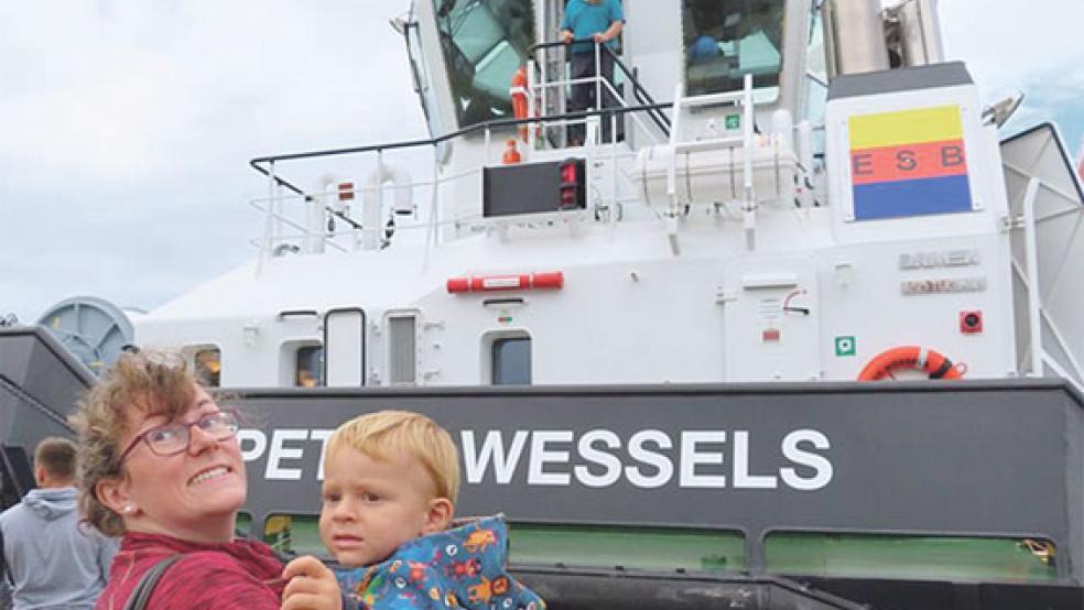 Der kleine Eilt Ferdinand Kautz nahm die Ankunft des neuen Schleppers »Peter Wessels« auf dem Arm seiner Mama Uta eher gelassen. Sein Vater Roland Kautz (draußen auf der Brücke), nautischer Inspektor, hatte den Neubau gerade gemeinsam mit Kapitän Manfred Gabriel von Rotterdam nach Emden sicher überführt.  © Foto: Milkert