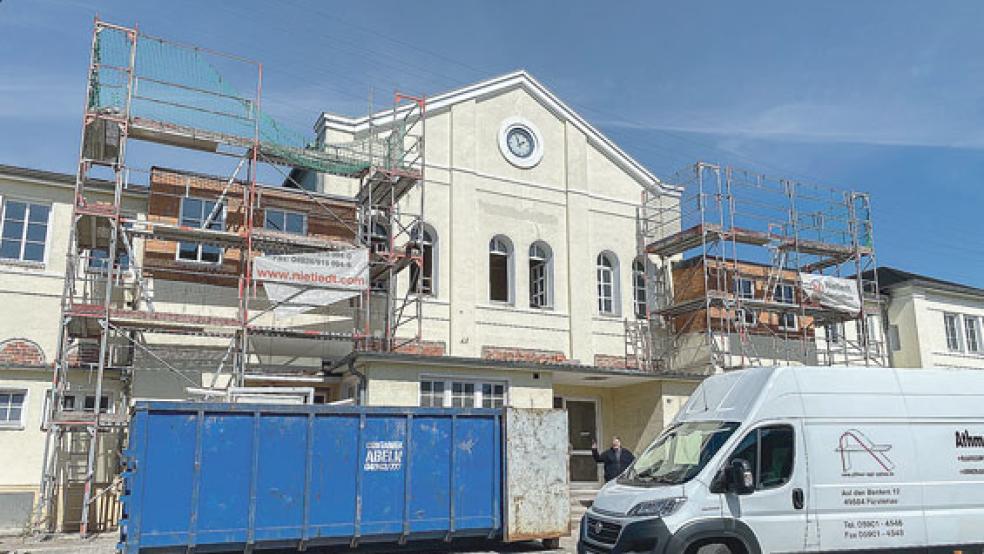 Das Gebäude von außen: Die beiden Backstein-Blöcke, die von Gerüsten umgeben sind, sind zwei Treppenhäuser, die als Fluchtwege neu erstellt wurden.  © Foto: Marienhospital