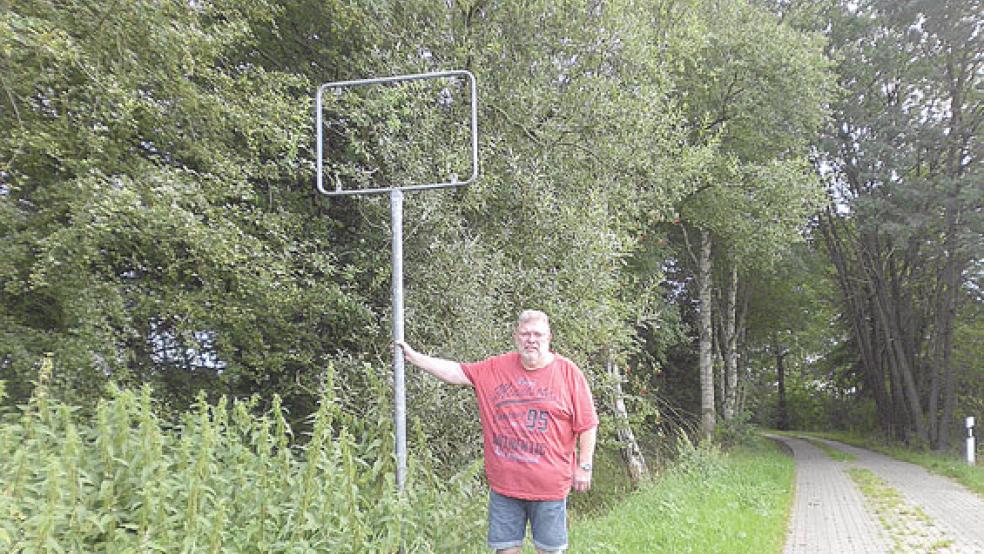 Ortsvorsteher Hinrich Sap ist das verschwundene Ortsschild aufgefallen und er hat es der Stadtverwaltung in Weener gemeldet.  © Foto: Siemons