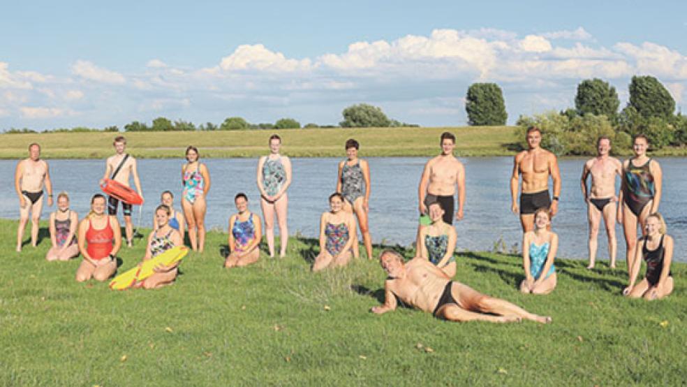 18 Rettungsschwimmer nahmen am diesjährigen »Ems-Schwimmen« von Halte nach Weener teil. Ferdinand Reit (vorne) führte die Gruppe an. © Foto: Pastoor