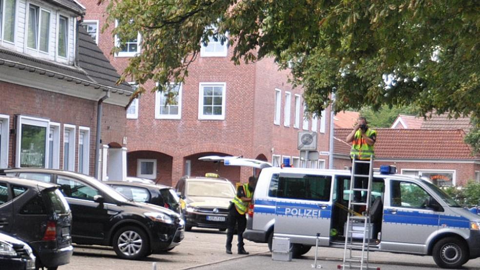 Die Polizei bei der Dokumentation der Unfallspuren nach dem schweren Unfall am Hoheellernweg. © Wolters