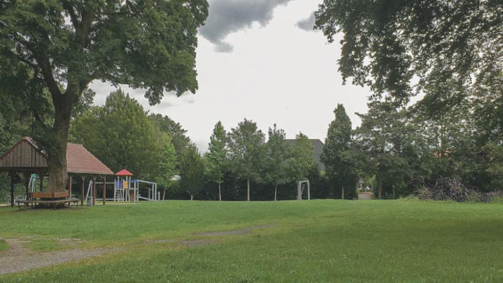 Der Park in Stapelmoor: Die Stühle werden im linken Bereich vor dem Unterstand aufgestellt werden. Auf dem Spielplatz im hinteren Bereich trifft sich die Kinderkirche.  © Foto: privat