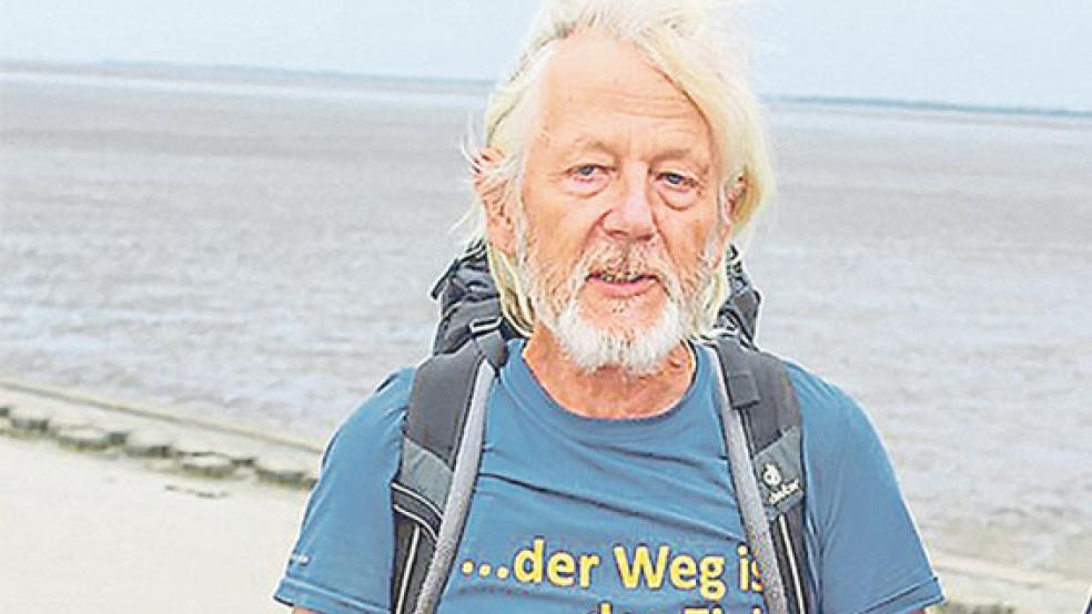 An seinem Ziel in Harlesiel im Kreis Wittmund wurde Wolfgang Schuster von Mitgliedern des örtlichen Sportvereins und der Kurverwaltung mit Blumen empfangen. © Foto: Ziemann