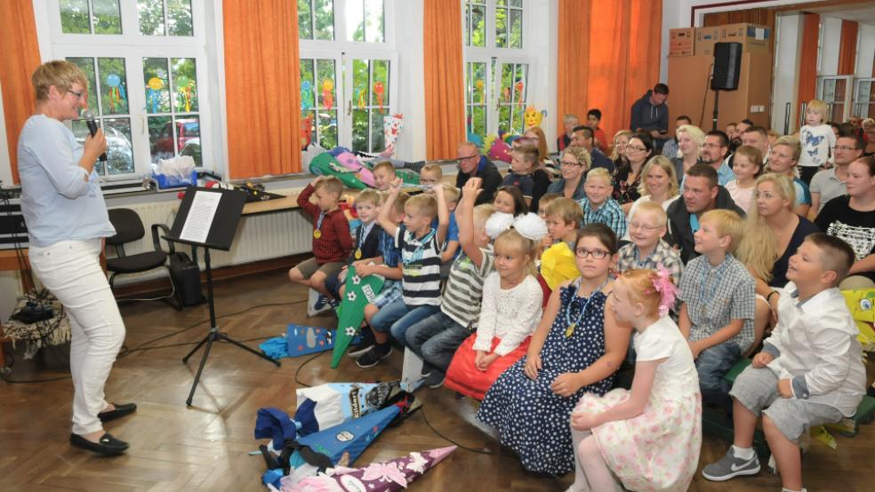 Eng an eng zusammen zu feiern wie bei dieser Einschulung im Jahr 2018 in der Grundschule Jemgum ist in diesem Jahr aufgrund der Corona-Pandemie nicht denkbar. © Wolters