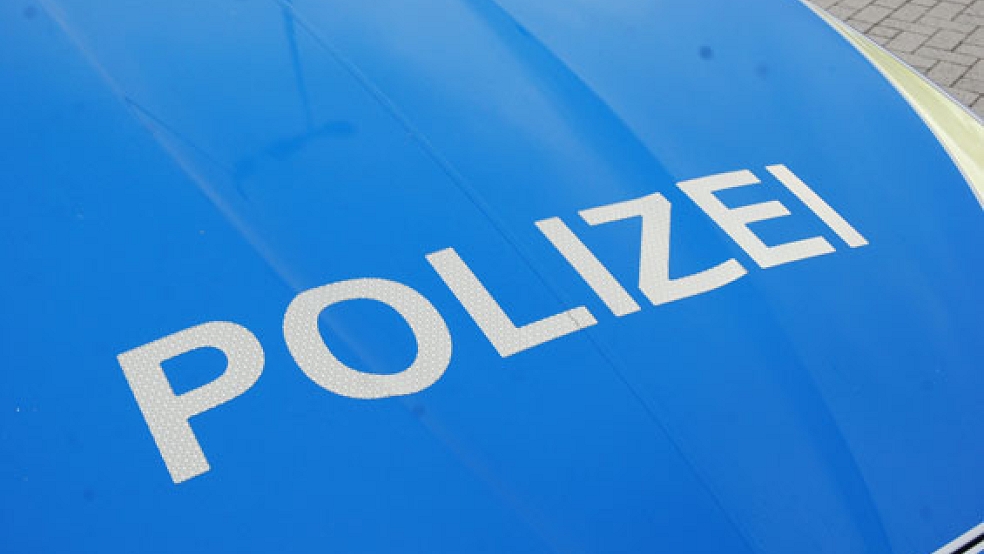 Die Polizei sucht nach einem Unfall mit Unfallflucht auf dem Parkplatz der Grundschule in Weener Zeugen. © Foto: Archiv
