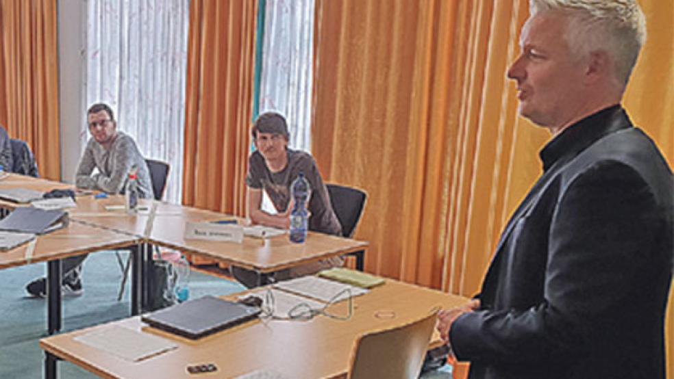 Der Leeraner Landrat Matthias Groote hieß die neuen Referendarinnen und Referendare willkommen. © Foto: Studienseminar