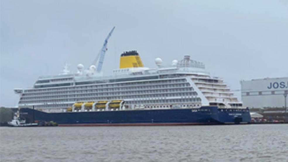 Die »Spirit of Adventure« soll an diesem Sonntag von Papenburg nach Emden manövriert werden. Die Passage der Jann-Berghaus-Brücke bei Bingum ist für Sonntagabend um 19 Uhr geplant. © Foto: Assies