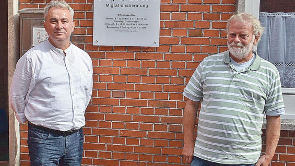 Als Migrationsberater der Türkisch-Deutschen Freundschaftsgesellschaft (TDFG) in Leer wird Friedhelm Loots (rechts) von Serhat Özdemir (links) abgelöst. Loots gibt den Posten nach 34-jähriger Tätigkeit ab und tritt seinen Ruhestand an. © Foto: Ammermann