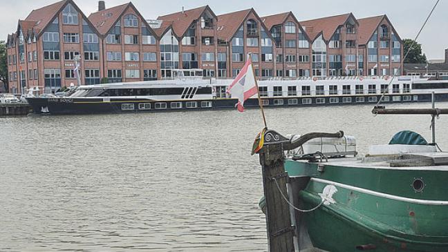 Flusskreuzer macht Station in der Ledastadt