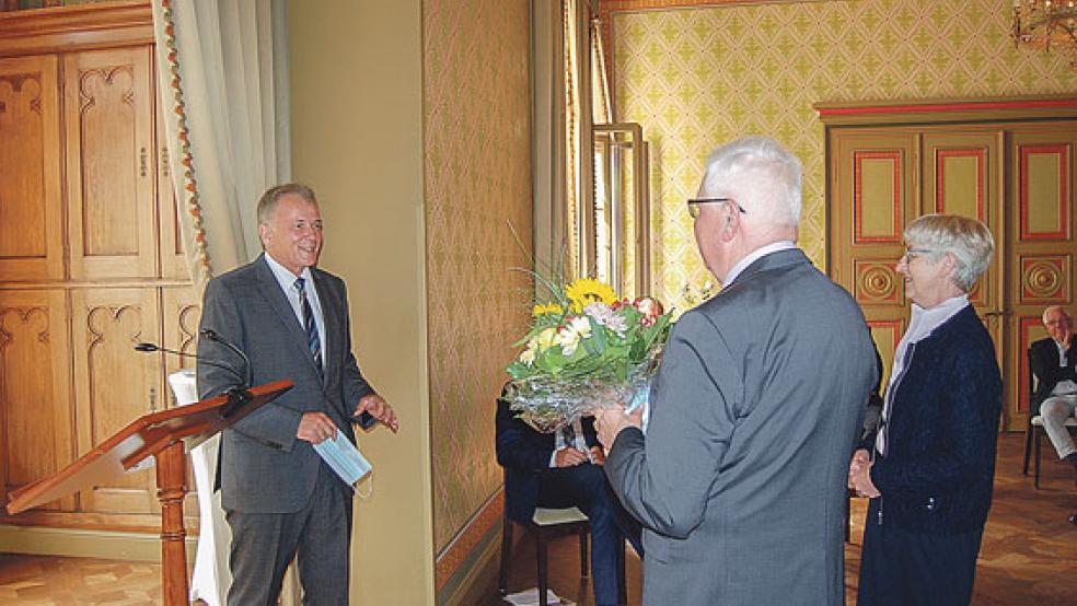 Herzliche Glückwünsche - aber mit Abstand. Bürgermeister Gerald Sap überbrachte seine guten Wünsche nach der Verleihung des Bundesverdienstkreuzes persönlich an Jan-Dieter van Hoorn, hier mit seiner Frau Helga. © Hoegen