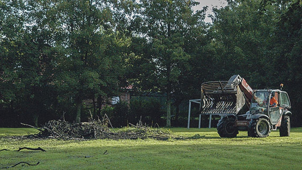 Mit schwerem Gerät war der Bauhof zwei Tage im Stapelmoorer Park im Einsatz, um die verbrannten Osterfeuer-Reste von der Wiese zu entfernen. © Hoegen