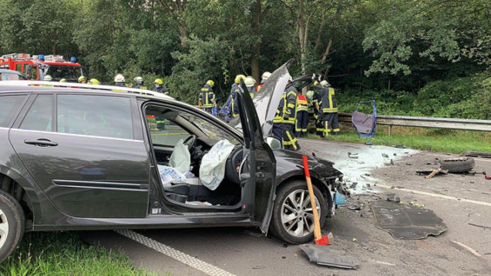 Die Bundesstraße 70 war heute im Zuge der Aufräumarbeiten rund zweieinhalb Stunden gesperrt . © Foto: Feuerwehr Papenburg