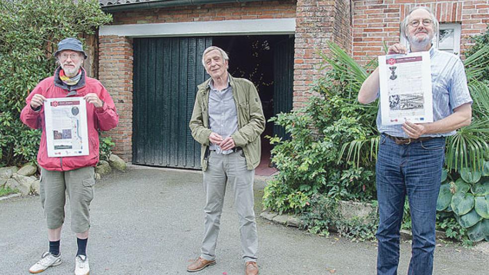 Bewarben die Ausstellung über die friesische Klosterwelt der Johanniter: (von links) Gerhard Kronsweide (für den Standort Jemgum), Bernhard Buttjer (Vorsitzender Klosterverein Ihlow) sowie der Bingumer Folkert Steinfelder (Organisationsteam und Vertreter für das Kloster Dünebroek). © Foto: Hanken