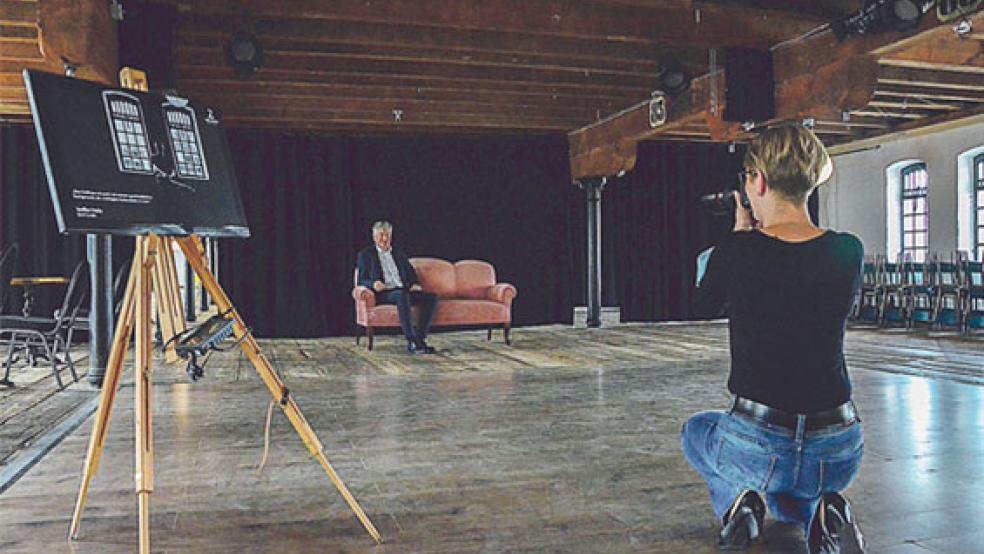 Die zu Porträtierenden dürfen sich aussuchen, wo sie von Akka Olthoff für die Zollhaus-Reihe »Gebt der Krise ein Gesicht« fotografiert werden möchten. Sparkassen-Chef Heinz Feldmann machte es sich auf dem Sofa gemütlich. © Fotos: Eden