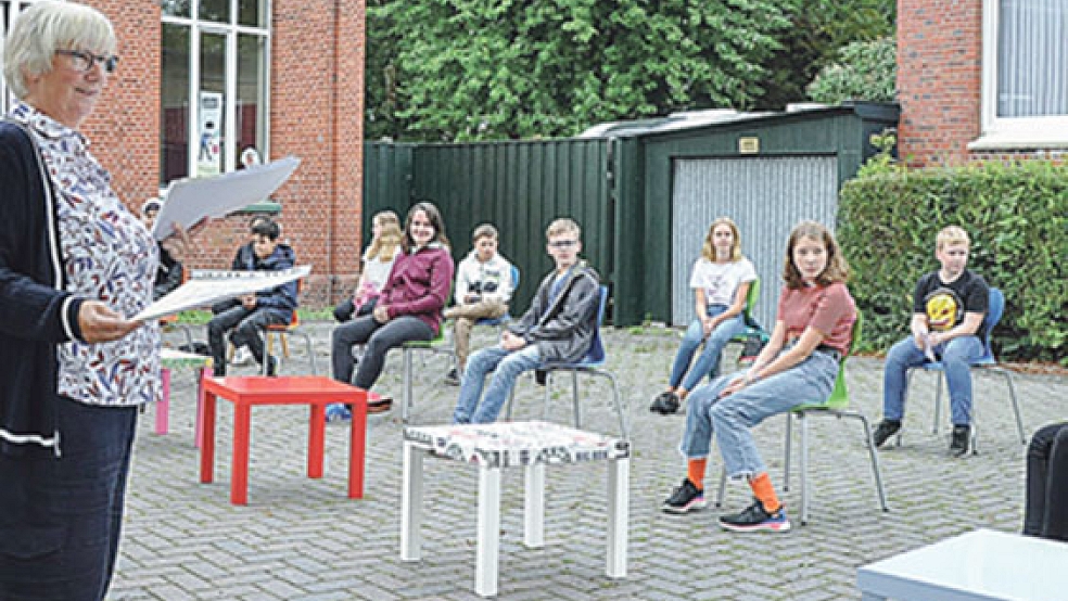 Die Abschlussveranstaltung fand am späten Donnerstagnachmittag vor der Stadtbücherei in Weener im Freien statt.  © Foto: Boelmann