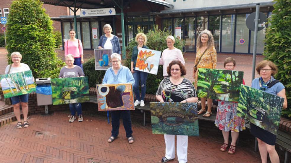 Kreative Frauen: Diese Kursteilnehmerinnen stellen ihre Bilder im Marien Hospital aus. © Foto: privat