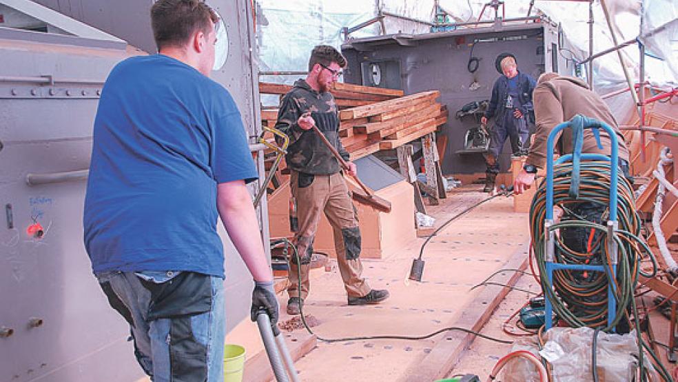 Ein Blick auf das Hauptdeck der«Amrumbank«, die gerade in Emden saniert wird: Das Team der Ditzumer Bültjer Werft bei der Arbeit. © Schumann