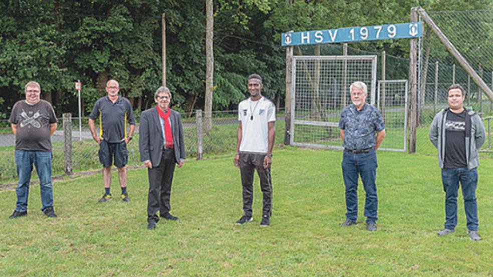 Markus Paschke und Yaya Berete (Duo in der Mitte, von links) trafen sich beim Heidjer SV. Mit dabei waren auch Daniel Roelfsema, Jan Bruins, Renhard Roelfsema und Michael Santjer, die den Ivorer unterstützen.  © Foto: Born