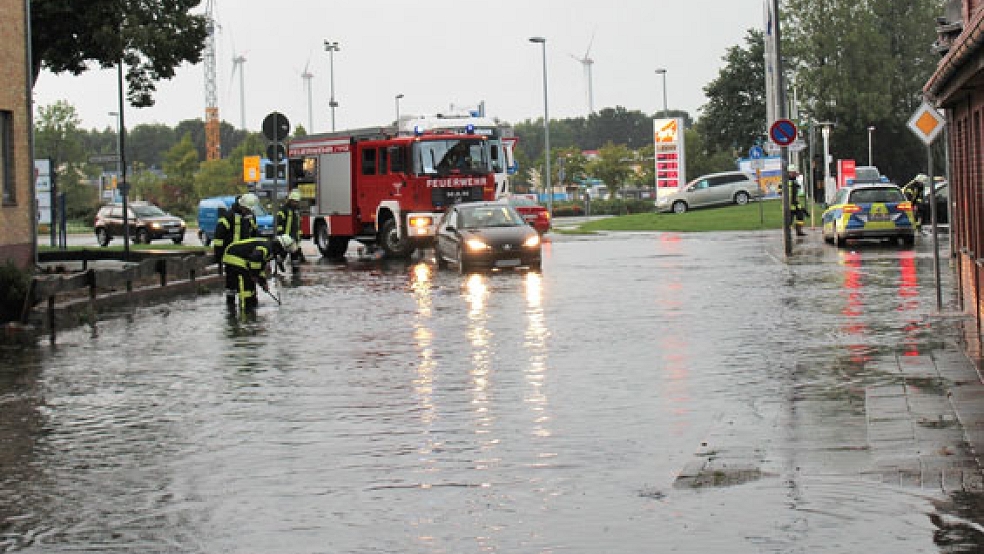 Damit das Regenwasser schneller ablaufen konnte, öffneten die Feuerwehrleute die Gullys. © Foto: Rand (Feuerwehr)