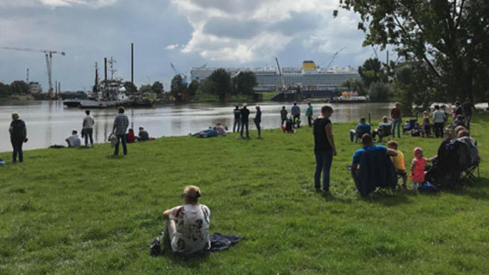 Die »Spirit of Adventure« wird heute von Papenburg nach Emden überführt. An der Dockschleuse in Papenburg fanden sich am Mittag einige »Sehleute« ein. © Foto: Raphael Steffen