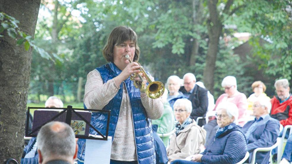 Karin Müller leitete den Posaunenchor Stapelmoor und spielte selber Trompete. Das Eingangslied »Danke für diesen guten Morgen« bezog sich sicherlich auch auf das Wetter. Denn es blieb bei einer eher herbstlichen Temperatur von 15 Grad Celsius zumindest trocken. © Foto: Kuper