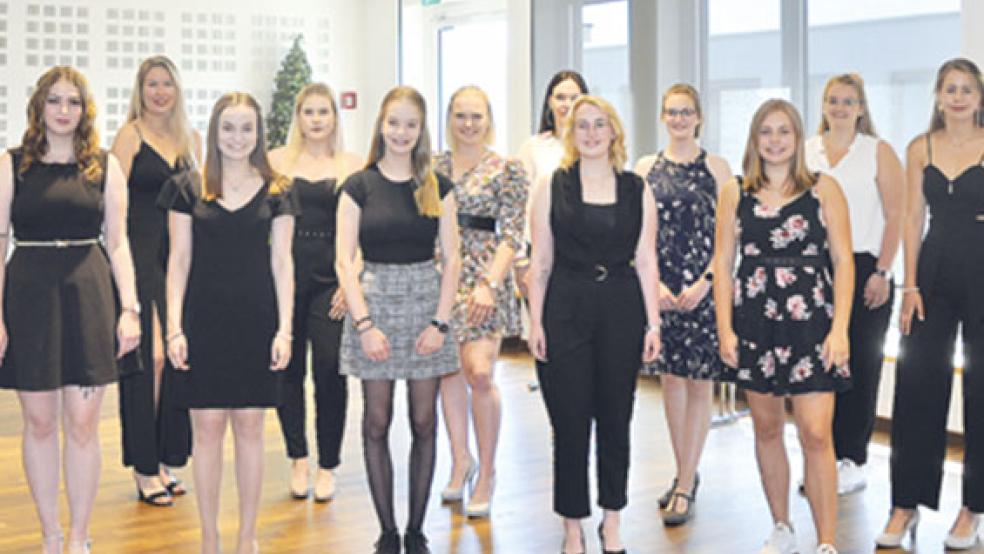 Die frisch examinierten Gesundheits- und Krankenpflegerinnen freuen sich über das bestandene Examen. © Foto: Bildungsinstitut Gesundheit am Klinikum Leer