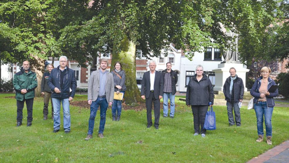 Bürgermeister Ludwig Sonnenberg (Fünfter von rechts) begrüßte die Mitglieder der Baumkommission (von links): Ingo Dirks (Bauhof), Dorothea Kreinberg (Forstamt Weser-Ems), Friederich Sap (SPD), Stefan Schmitz (stellvertretender Fachbereichsleiter), Maria Bunger (Unter Naturschutzbehörde Landkreis Leer), Joachim Steffen (Bauhofleiter), Hildegard Hinderks (Vorsitzende CDU-Fraktion), Lutz Drewniok (Vorsitzender Gruppe UGFG), Bettina Hickmann (Stadtverwaltung). © Foto: Stadt Weener