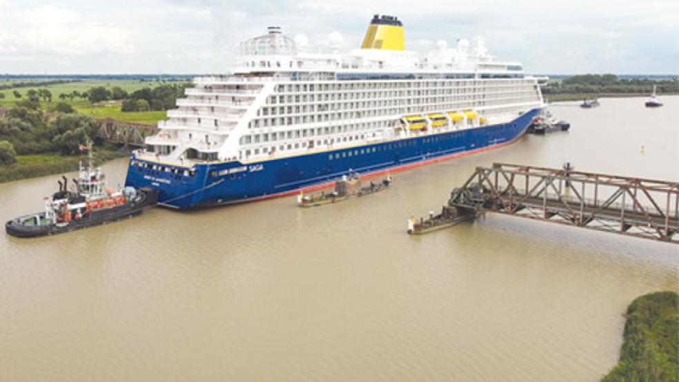 Die Friesenbrücke in Weener passierte die »Spirit of Adventure« gegen 17 Uhr - und damit knapp eine halbe Stunde später als geplant. © Foto: Bruins