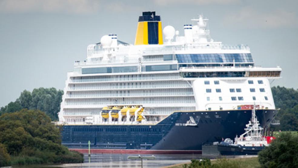 Die »Spirit of Adventure« bahnt sich ihren Weg von Papenburg nach Emden. © Foto: Meyer Werft