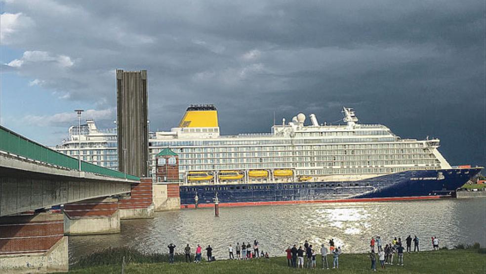 Die »Spirit of Adventure« hat in der vergangenen Nacht planmäßig Emden erreicht. Das Bild zeigt sie am Sonntagabend bei der Passage der Jann-Berghaus-Brücke bei Leer.  © Foto: Raphael Steffen