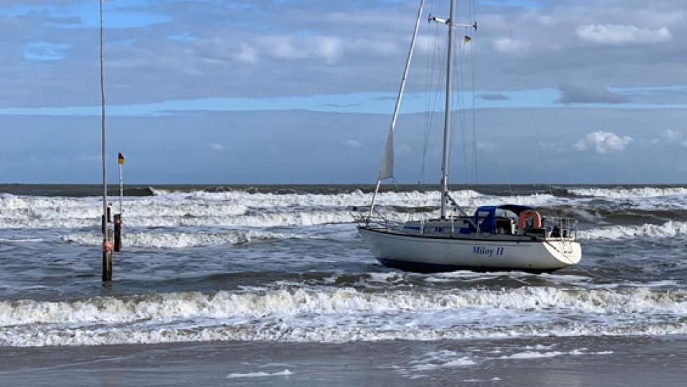 Am Strandabschnitt Weiße Düne an Norderneys Nordküste ist diese Segelyacht am späten Sonntag Abend gestrandet.  © Foto: Die Seenotretter – DGzRS