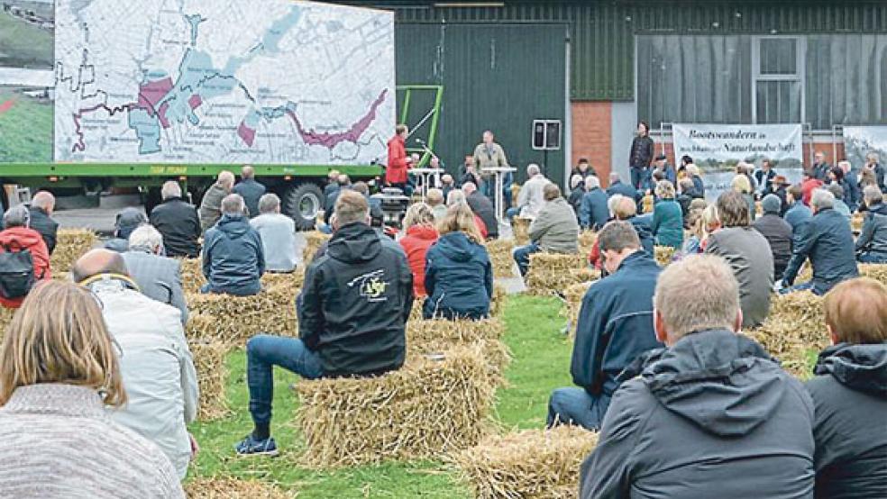 Wegen der Corona-Regeln unter freiem Himmel: Auf einer Wiese vor dem Reitsport-Touristik-Centrum in Timmel hielt der Verein seine Mitgliederversammlung ab. Wegen des Wetters sollte die Versammlung eigentlich in der Halle stattfinden. Das Ordnungsamt untersagte die Nutzung jedoch. © Foto: Tammen