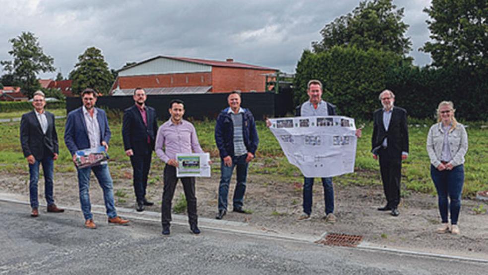 Auf die Umsetzung der Projekte freuen sich von links Fachbereichsleiter Heinz Walker, Volker Schomaker (SD Invest Invest Dörpen GmbH), Bürgermeister Jan Peter Bechtluft, Naim Bem Mimoun, Architekt, Mario Quant (beide Quandt & Santen Projektentwicklung GmbH & Co.), Erwin Brink (Brink und Partner), Stadtbaurat Rautenberg und Grietje Werkmeister.  © Foto: Stadtverwaltung