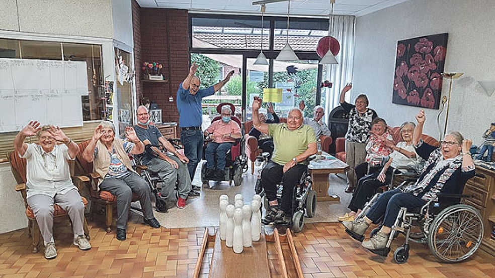 Im Altenzentrum Rheiderland ist ein Kegel-Nachmittag auf die Beine gestellt worden. Die Stimmung unter den Senioren war mehr als gut und ausgelassen. © Foto: Altenzentrum Rheiderland 