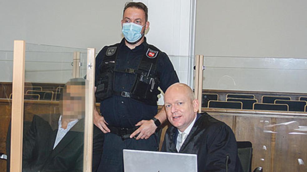 Der 55-jährige Angeklagte (links) soll 2016 maßgeblich an der Entführung eines Leeraner Reeders beteiligt gewesen sein. Er wird von Thorsten Diekmeyer verteidigt. © Foto: Ricken