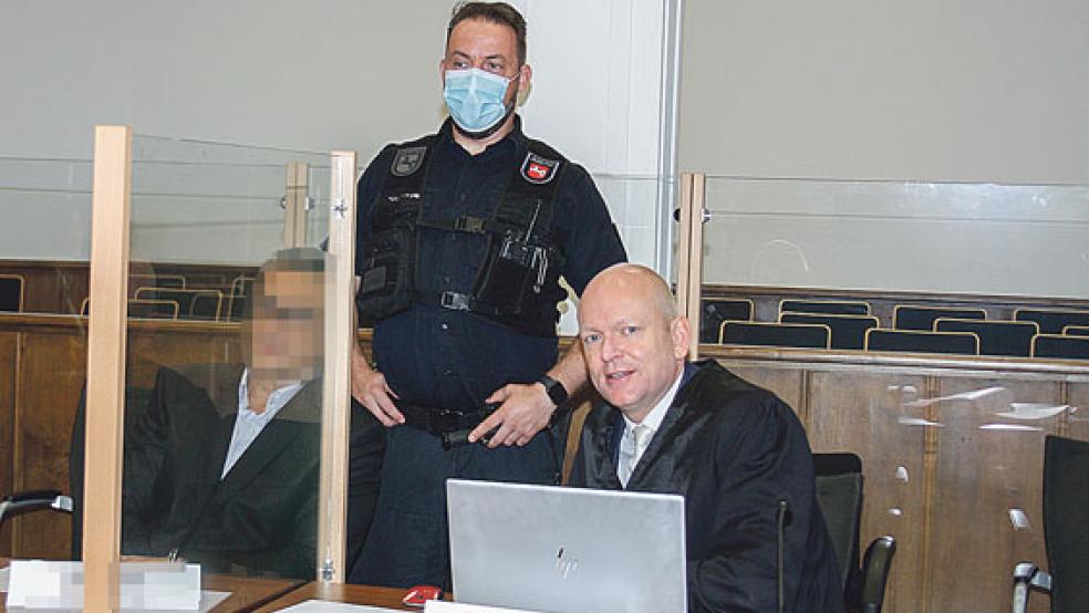 Soll maßgeblich an der Entführung eines Leeraner Reeders beteiligt gewesen sein: Der 55-jährige Angeklagte (links) Thorsten Diekmeyer verteidigt ihn. © Foto: Ricken