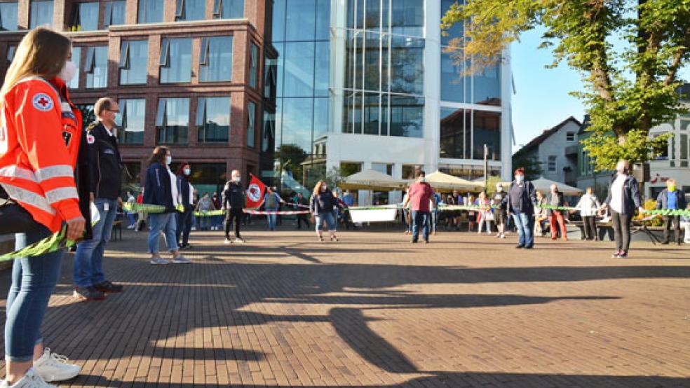 Rund 100 Teilnehmer bildeten bei der Aktion eine Menschenkette mit Abstand. Als Hauptredner sprachen Kreisbrandmeister Johann Waten und der Bundestagsabgeordnete der SPD Markus Paschke. © Fotos: Ammermann