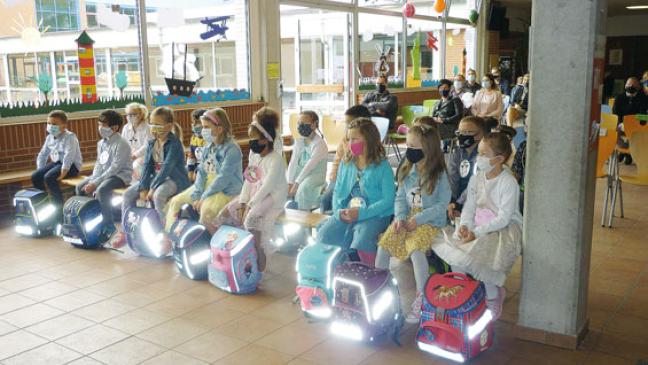ABC-Schützen mit Ranzen und Maske bei der Einschulungsfeier in Weener