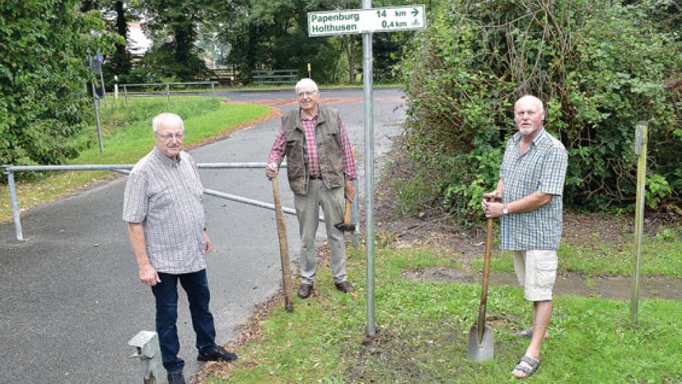 Nach Papenburg rechts ab: Am Ende des Radweges »Am Stadtwald« an der Einmündung auf die Katzenburger Straße stellten (von links) Ortsvorsteher Gerrit Dreesmann, Dieter Kuper und Berend Wessels den neuen Wegweiser auf.  © Kuper