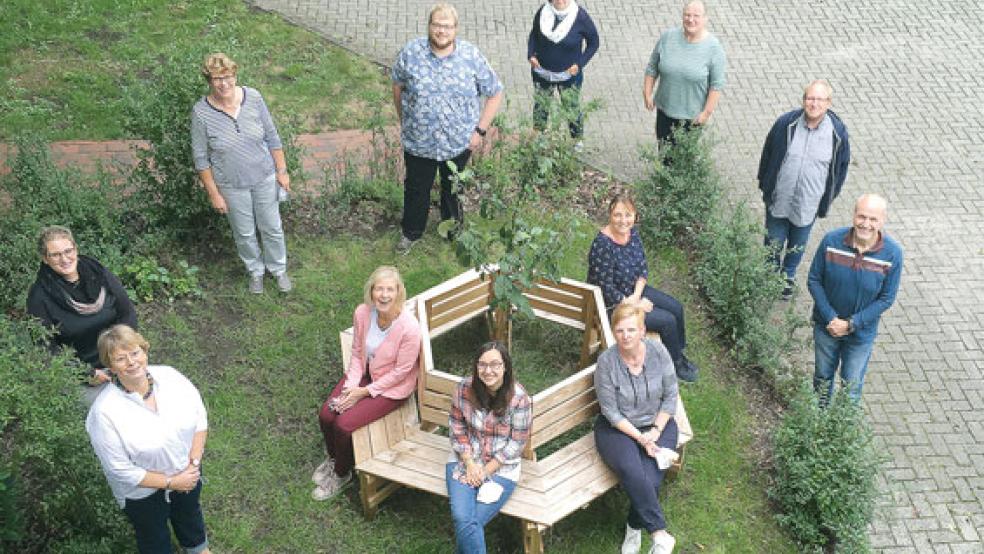Ausbildung für Ältestenprediger: Pastorin Hilke Klüver (links, oben) machte In Stapelmoor den Anfang mit dem Ersten und Zweiten Buch Mose.  © Foto: Wündisch-Konz