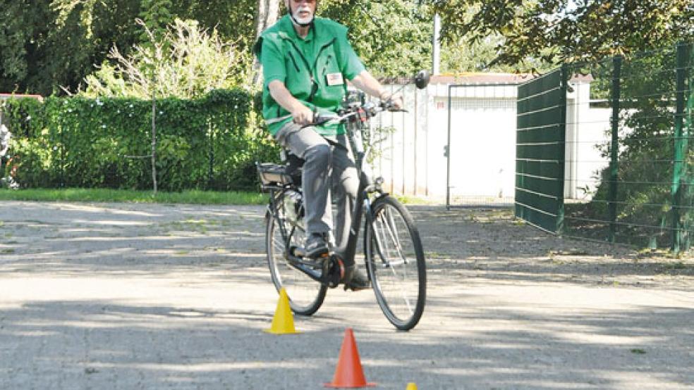 Sicherheit geht vor: Wibrandus G. Reddingius, Vorsitzender der Verkehrswacht für den Landkreis Leer, durchfährt mit seinem Pedelec einen Parcours. © Foto: Boelmann