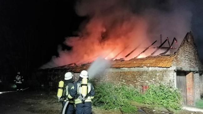 Stallgebäude ein Raub der Flammen