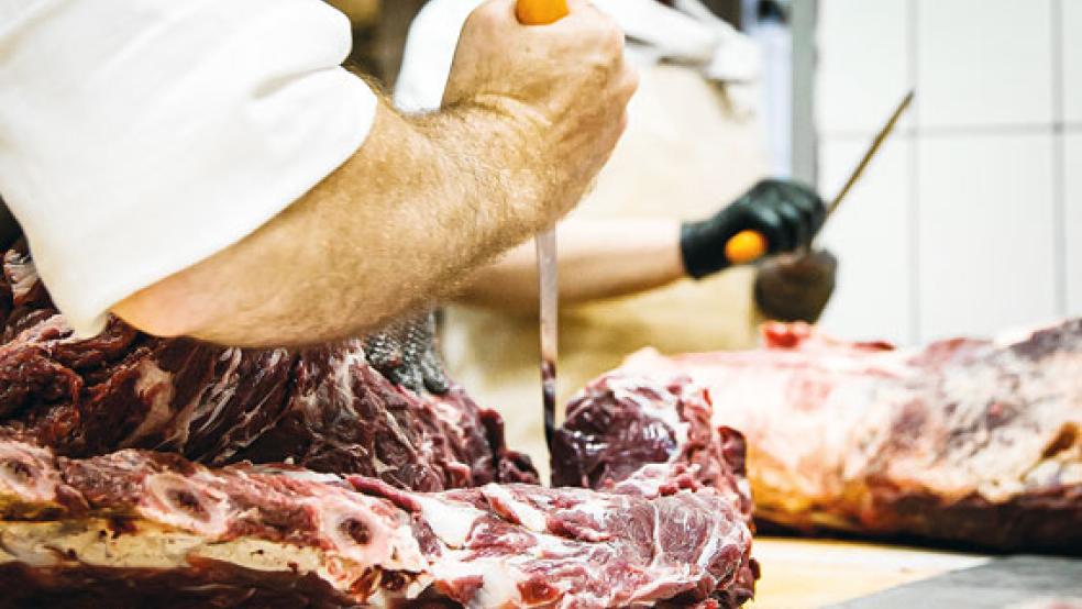 Wer in der Schlachtung, Zerlegung und Verarbeitung von Fleisch arbeitet, macht einen Knochenjob. Die Gewerkschaft NGG ruft Bundestagsabgeordnete aus der Region dazu auf, sich in Berlin gegen Missstände in der Branche einzusetzen. © Foto: NGG