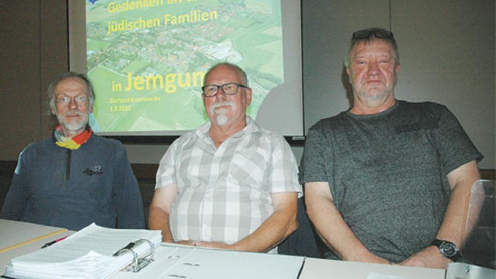 Der Arbeitskreis »Gedenken an die jüdischen Familien in Jemgum« stellte am Dienstagabend im Dörfergemeinschaftshaus (DGH) seine Pläne vor. Im Bild von links: Gerhard Kronsweide, Bernhard Smit und Bernhard Zuidema. © Fotos: Szyska