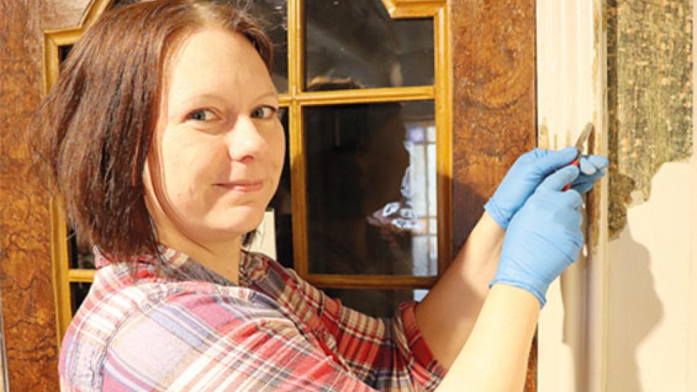 Restauratorin Mirja Harms ist seit Anfang Mai mit Engelsgeduld dabei, die Malerei auf Wand und Türzarge freizulegen. © Foto: Handwerkskammer