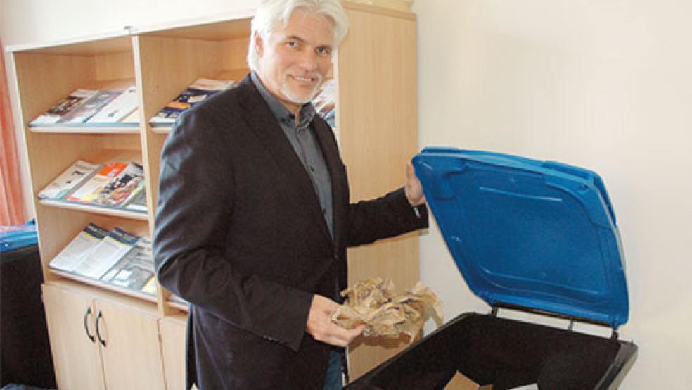Ab in die Tonne: Klaus Anneken, Leiter des Abfallwirtschaftsbetriebes des Landkreises Leer, bei der Vorstellung des Altpapier-Modellversuchs im Juni 2019. © Foto: Szyska